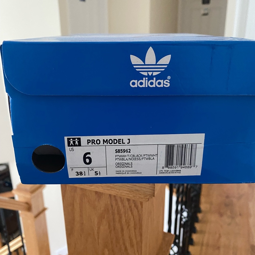 Adidas Pro Modle J - Picture 2 of 3